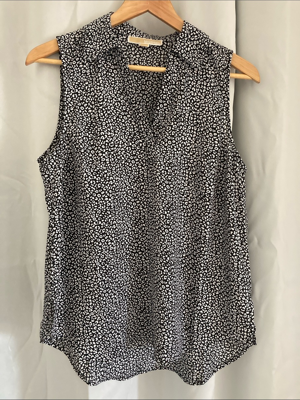 Michael Kors Black and White Sleeveless Printed V-Neck top